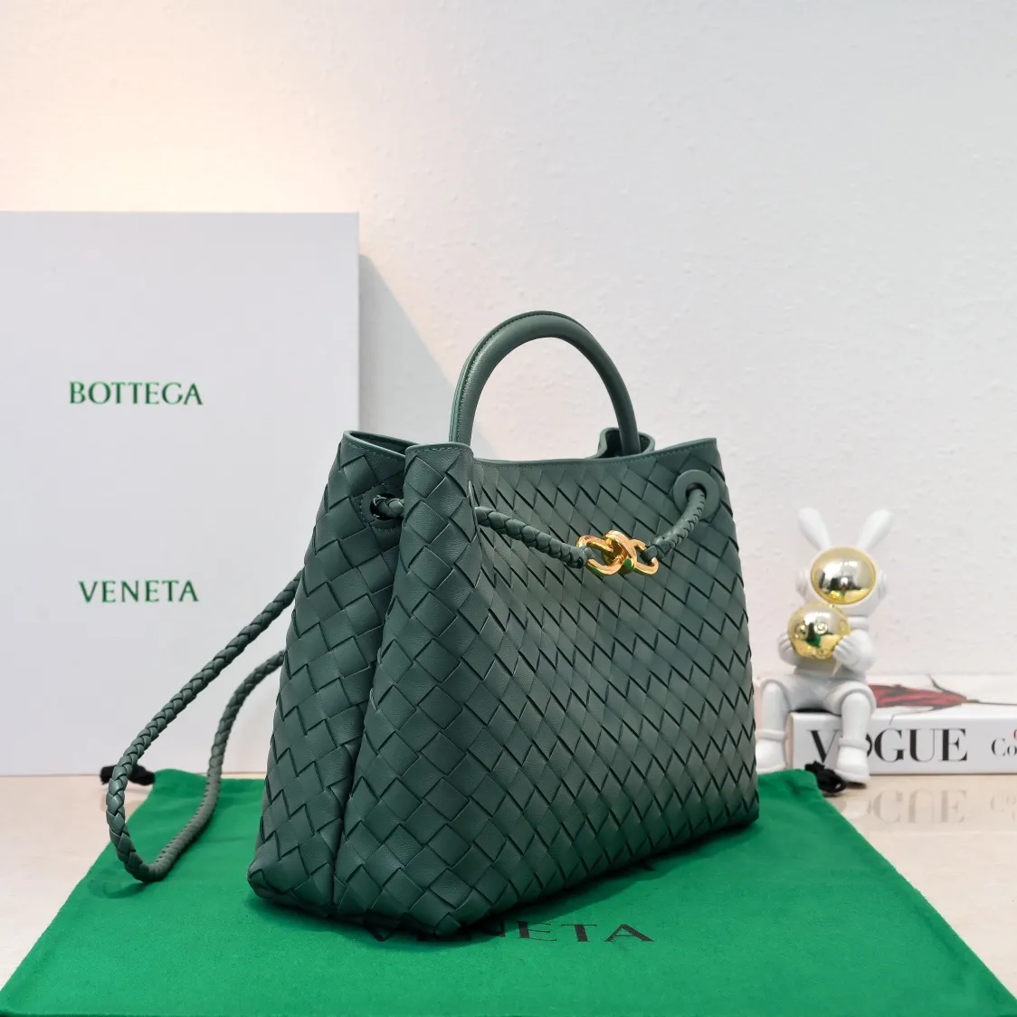 The 2023 new Andiamo batch of 2260 BV has been shipped‼ ️Really popular🔥The new Andiamo woven handbag launched by Bottega Veneta this season is really popular all over the world! ! Celebrities at home and abroad have worn it, and Oscar-winning actress Michelle Yeoh has taken it out on the street. Song Jia, Trai Yara, Yu Feihong, Sanji Ayaka, Rosie Hunting-Whiteley, Yoshioka Riho, etc. have all picked up this bag. It is classic and versatile, showing off its temperament, and the bag capacity is also large, which is very convenient for daily commuting! ! A variety of carrying methods, the shoulder straps can be adjusted by yourself, the original lambskin feels soft and delicate, and the unisex style breaks gender boundaries and brings a more practical and longer-lasting use experience. Andiamo, which has both elegant and casual styles, perfectly interprets the true appearance of "fashionable old money style". Style number: 8463 Size: 32*24*12